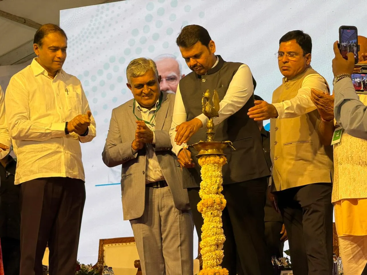 नागपूर  बुटीबोरी मध्ये वारी एनर्जी  लिमिटेड प्लांट चे मुख्यमंत्री देवेंद्र फडणवीस यांचे हस्ते भूमिपूजन